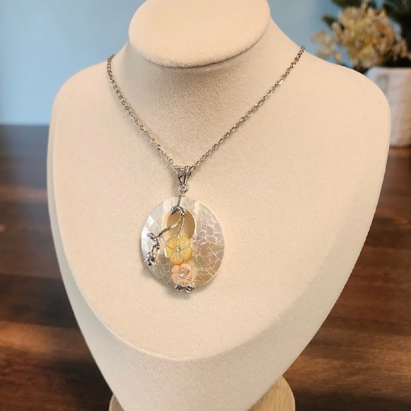 Mother of Pearl Floral Pendant Necklace - Picture 1 of 2